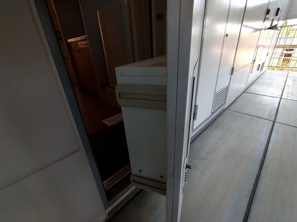 玄関扉に宅配ボックス付き