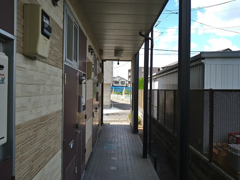 １階通路・防犯カメラ設置