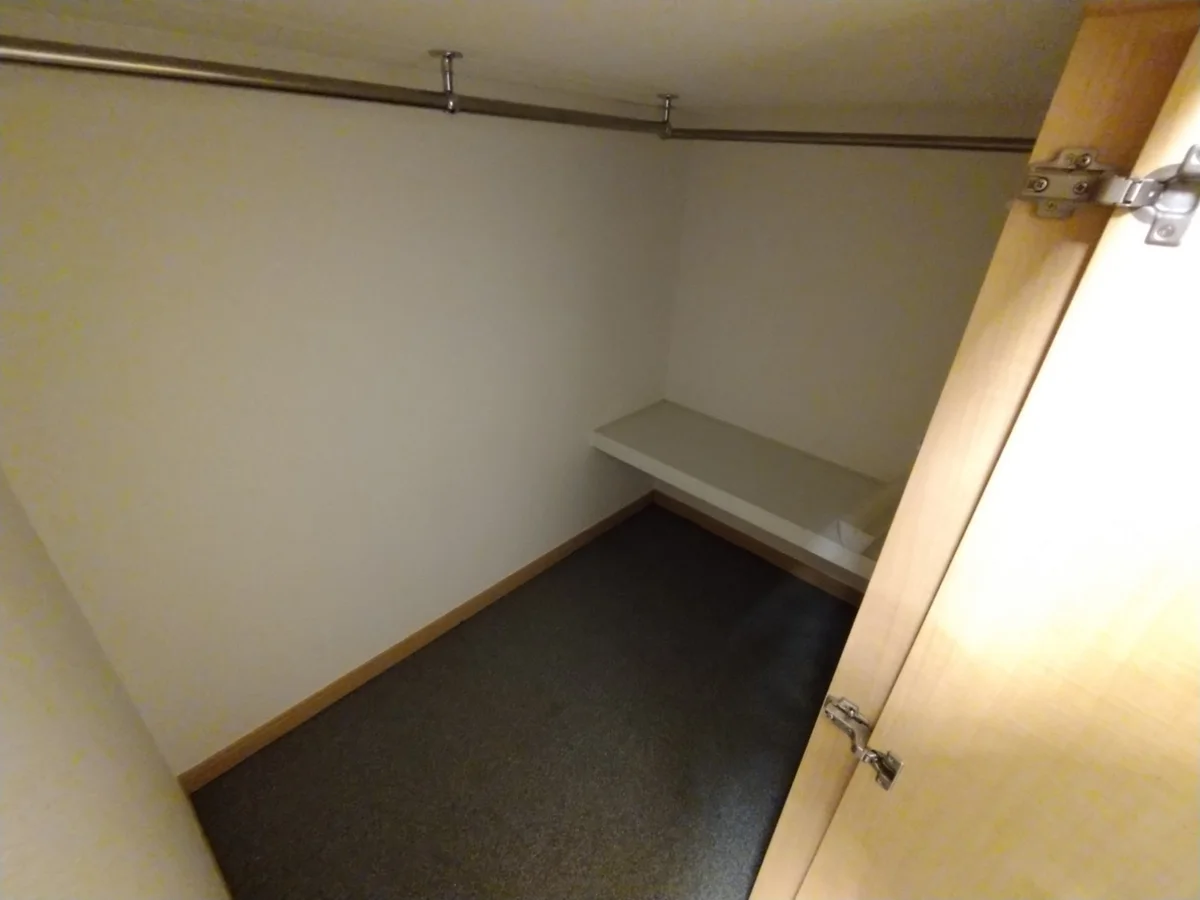 ベッド下収納内　照明付き