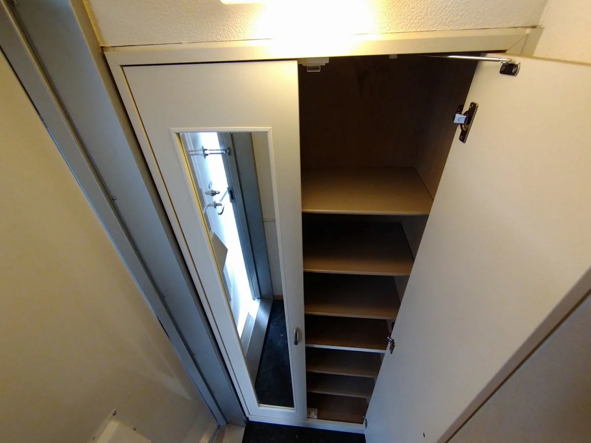 シューズボックス　姿見付き