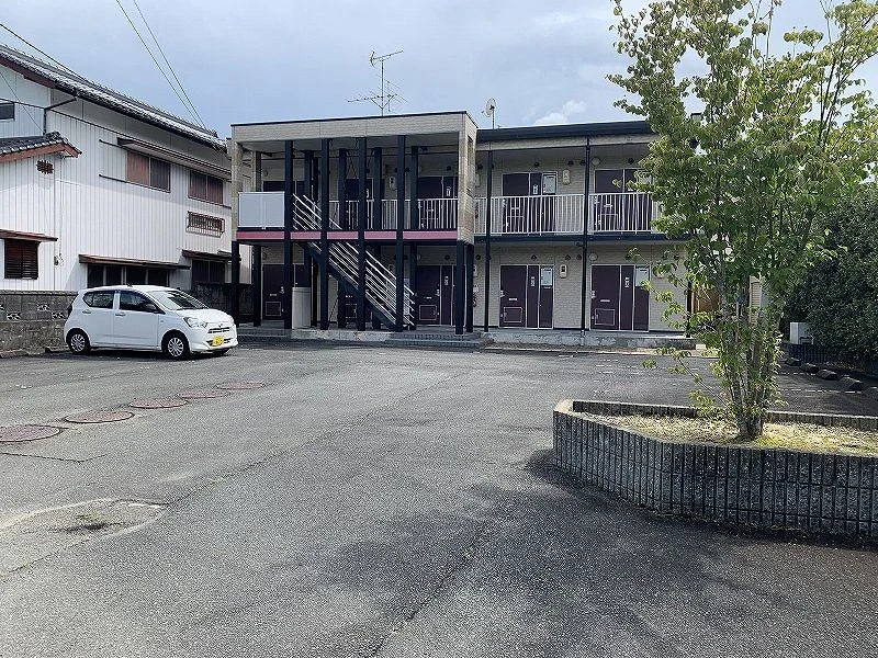 出入口がかなり狭い駐車場です。