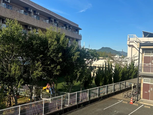 隣が保育園になります