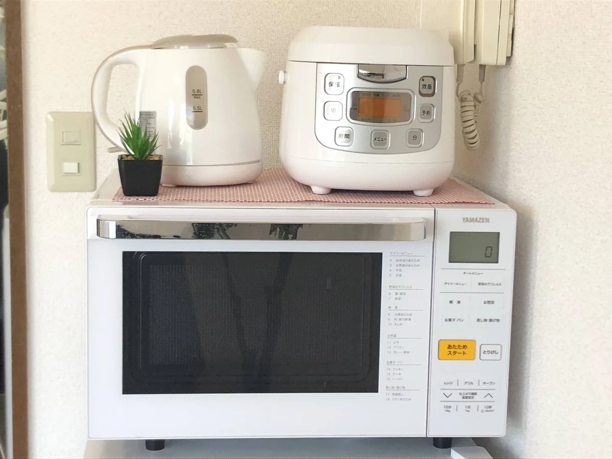 滞在中でも不自由なく料理が可能です！　電子レンジ、炊飯器、ケトルもあり生活がグッとアップする家電なこと間違いなしです。洗い物削減にも◎