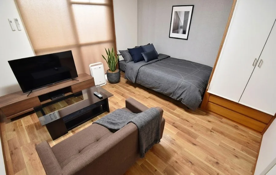 【室内画像】「鞄1つで来ても生活できる」がモットーの鳥取市ウィークリーマンションです。長期割引可能な鳥取市マンスリーマンションプランもあります♪※植木と額とクッションなどは写真用です。