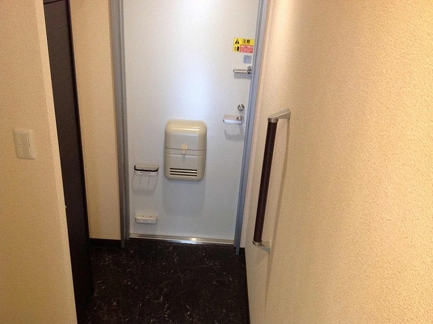 左側が靴箱・右側が手すり付