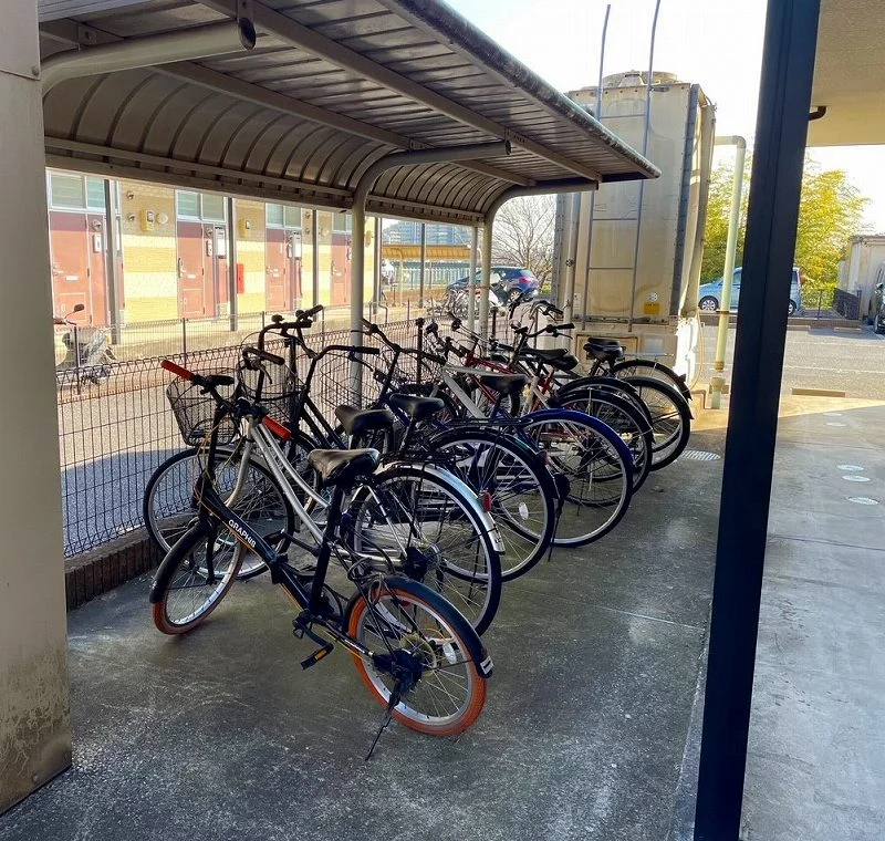 屋根付き駐輪場完備