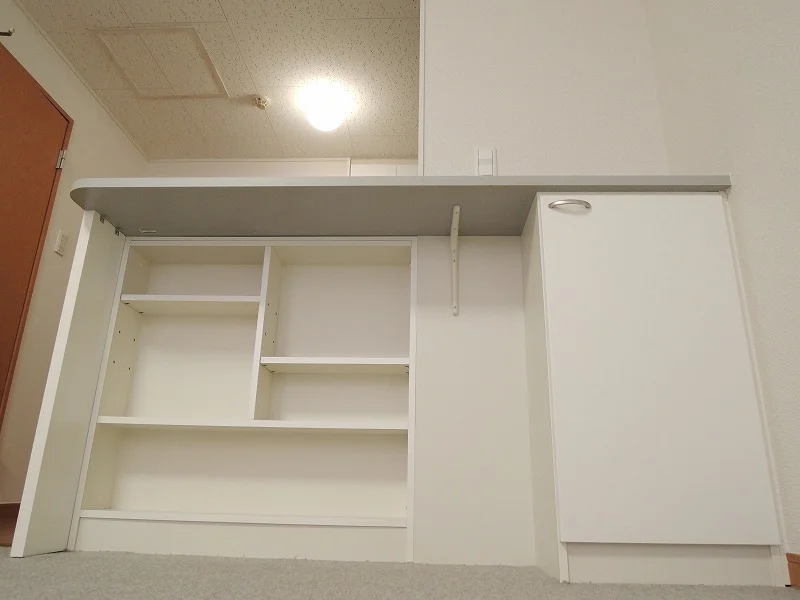 カウンターの下は収納可能