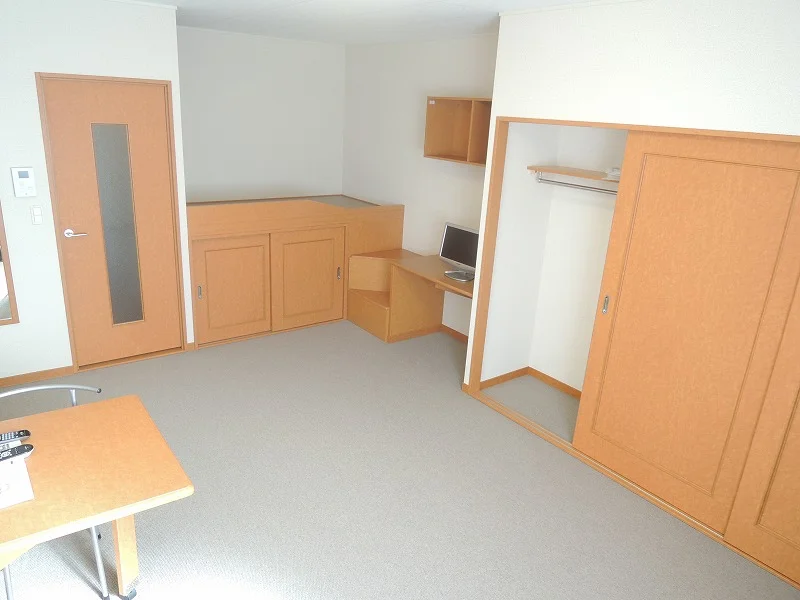 備え付けのテーブルは折りたたみ可能