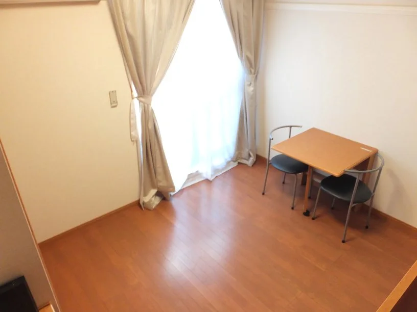 フローリング仕様テーブルを折り畳めば更に広く使えます