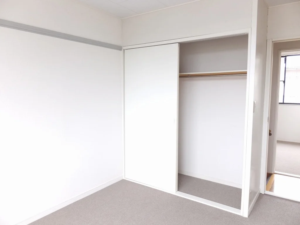 もう１つのお部屋にはポール付きのクローゼットが御座います。