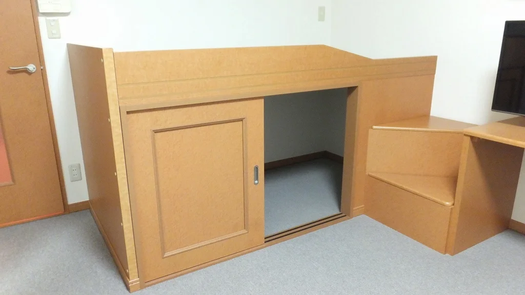 ベッドの下にも、収納スペースが御座います。