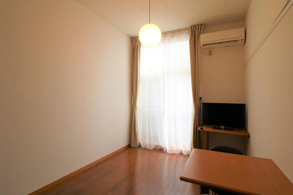 ロフトタイプは天井が高く開放的な窓から日が差し込みます！