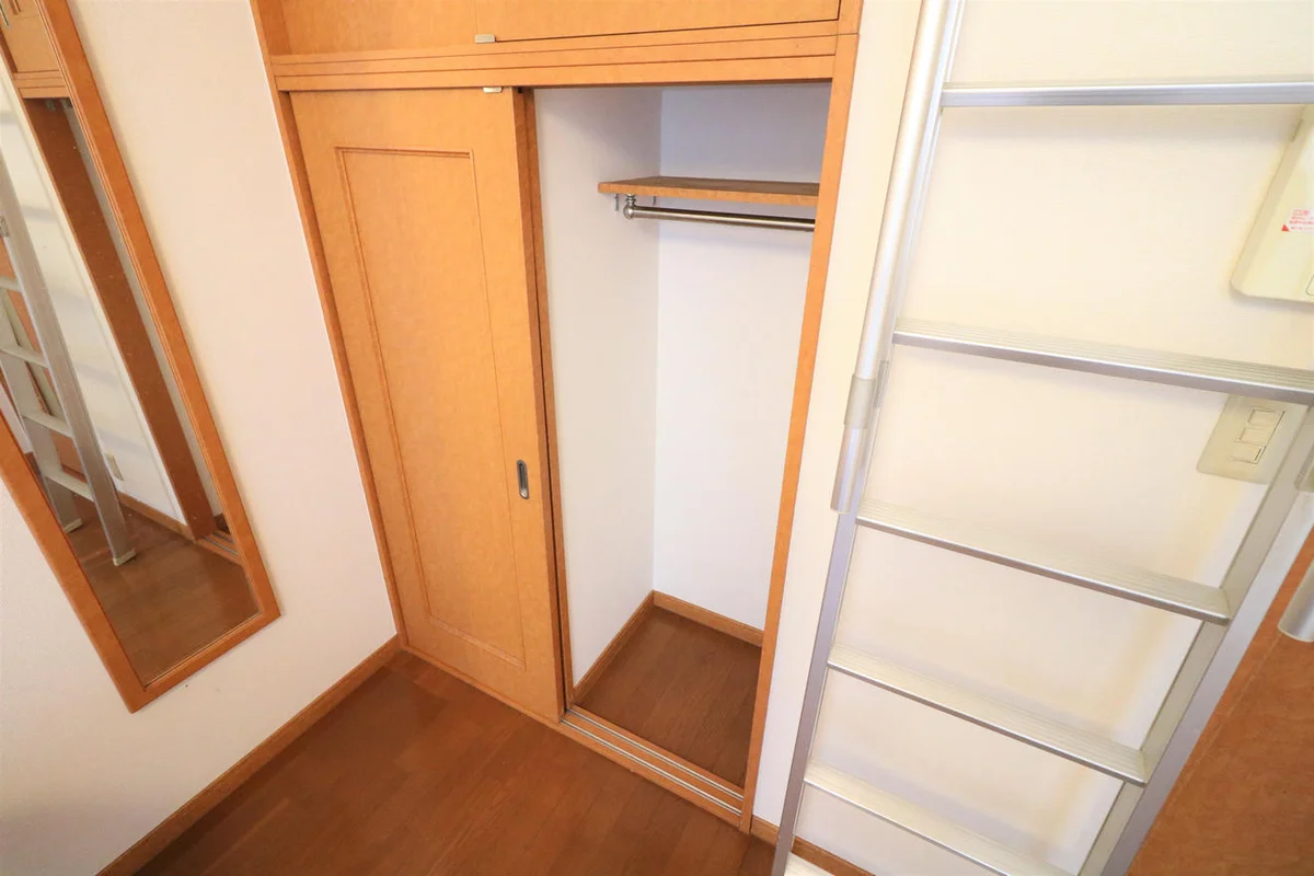 上下に豊富なクローゼット収納スペースを確保！