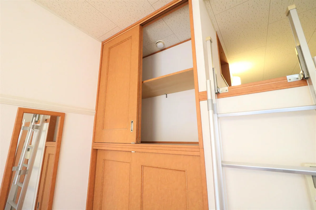 上下に豊富なクローゼットや収納スペースを確保！