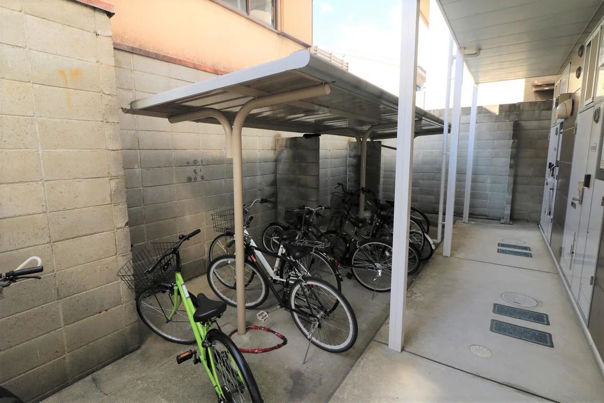 屋根付き駐輪場を完備（無料）※原動機付自転車までなら可