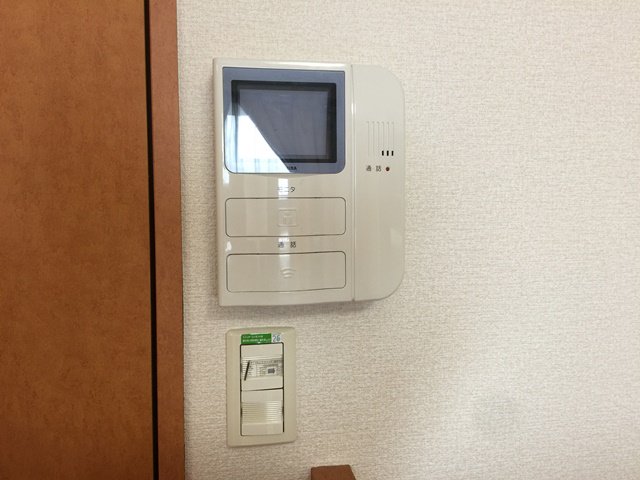 モニター付きインターホンの設備があります。