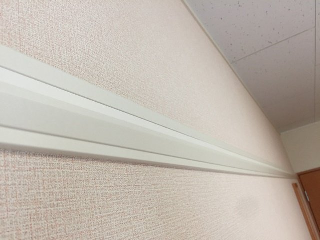 壁に付いている溝にはハンガラックなどをかけられます。