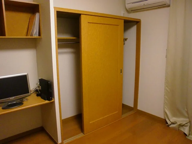 衣類がたくさん掛けられる２面クローゼット