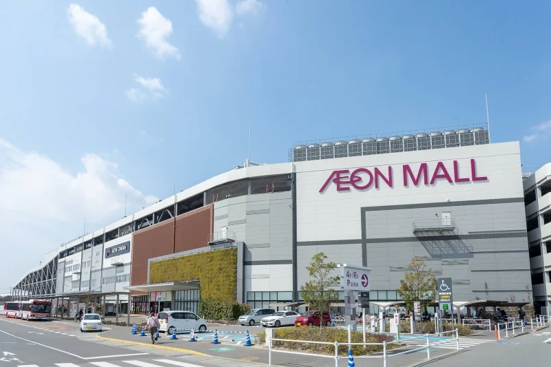 徒歩で約5分（バス停までは徒歩約10分）