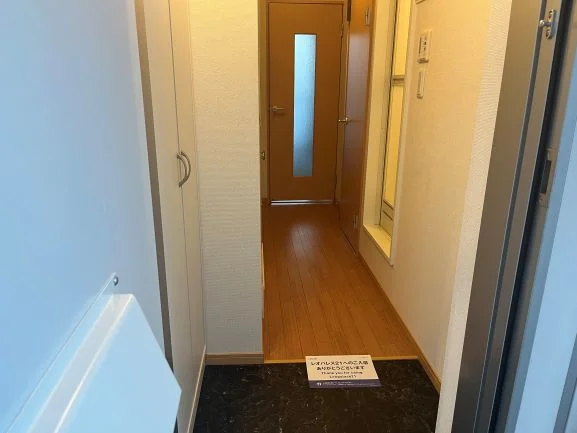 折りたたみ可能テーブル付き