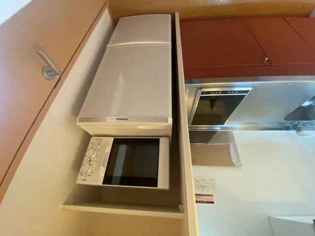 電子レンジと冷蔵庫です。