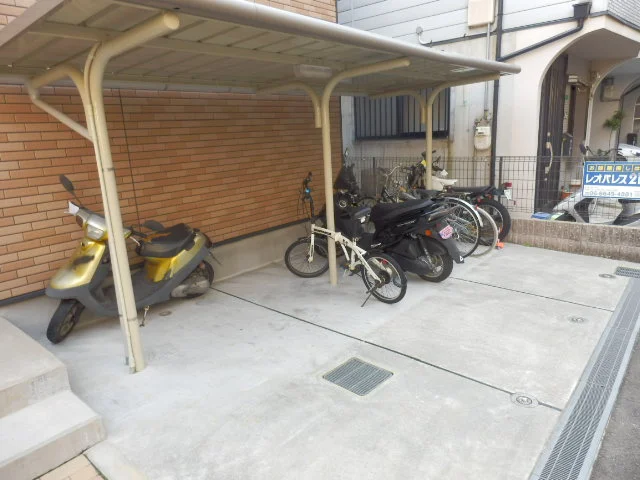 自転車も安心してとめられます！人感センサーライト搭載！