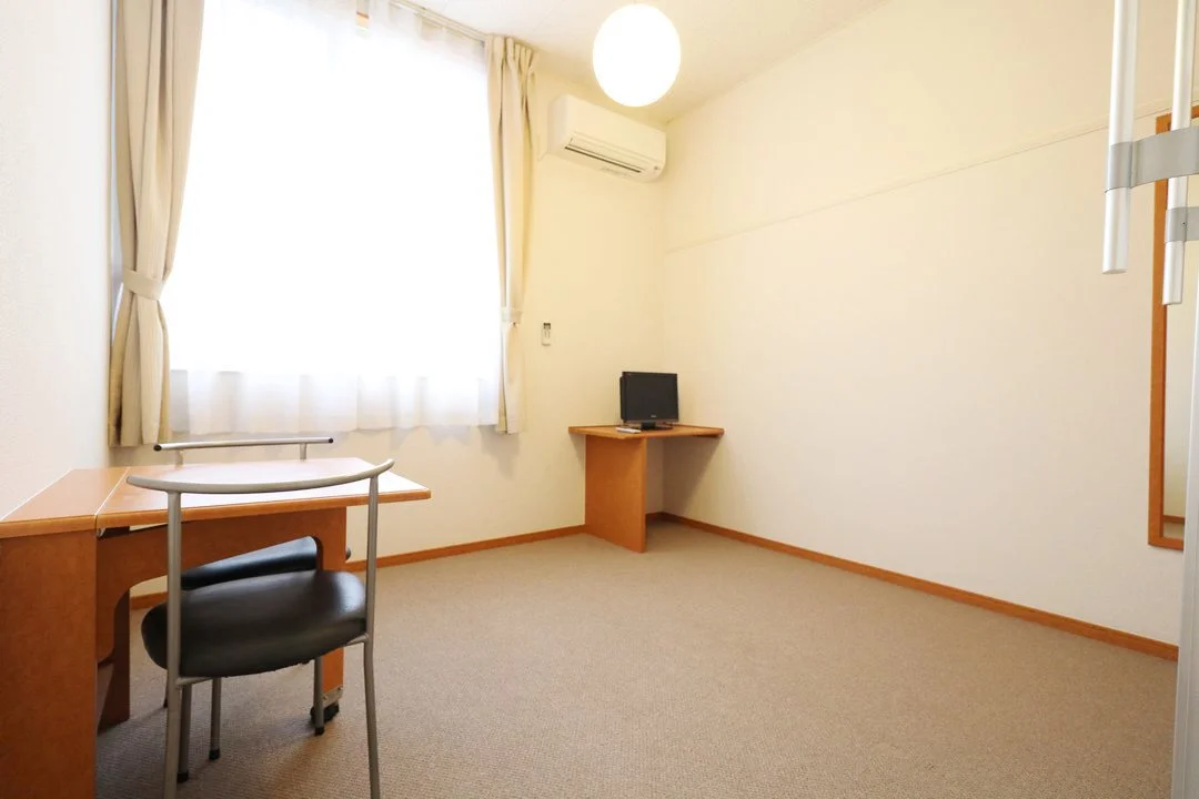 日当たりの良い南向きで開放的な窓から日が差し込みます。