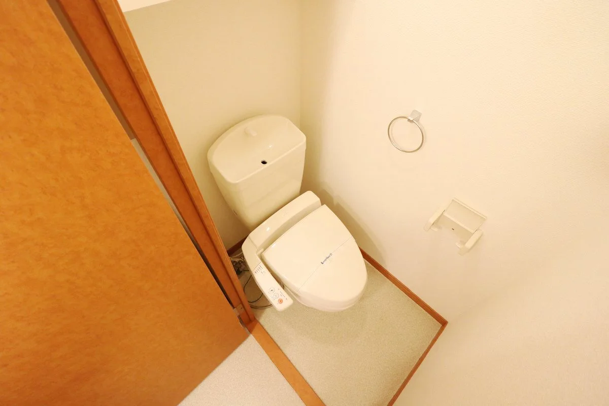 快適な温水洗浄便座付きトイレになります。