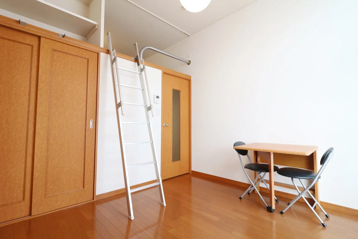 ロフトタイプは天井が高く開放的な窓から日が差し込みます！