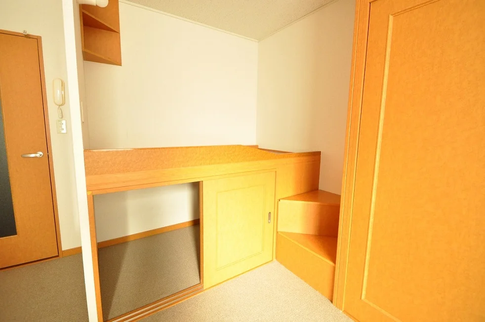 ベッド下には広々収納スペース！