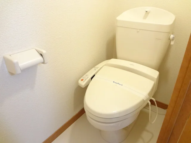 温水便座付きで快適生活    風呂・トイレ別