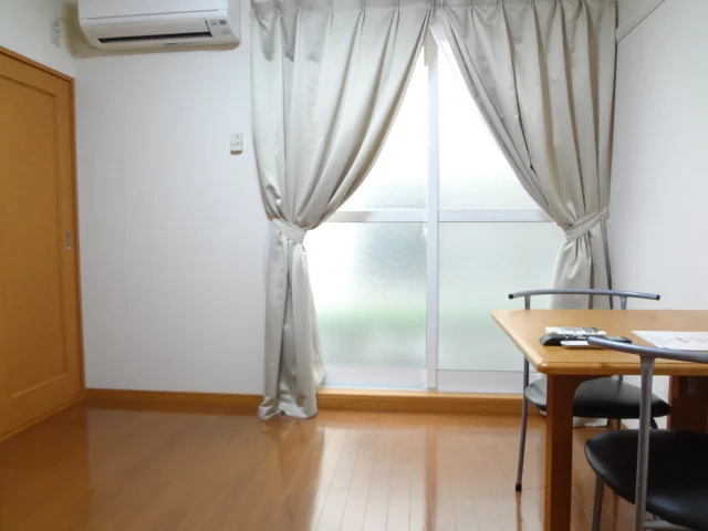 1Ｆの写真です。※2Ｆはカーペットで窓の大きさが異なります。