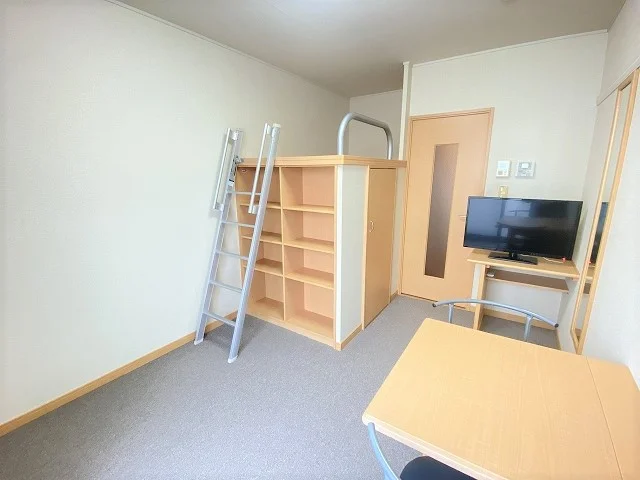 お部屋によって絨毯の色が異なります