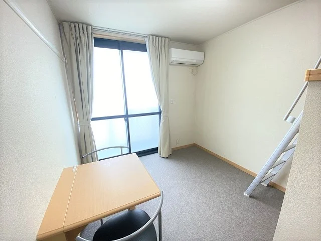 お部屋によって絨毯の色が異なります