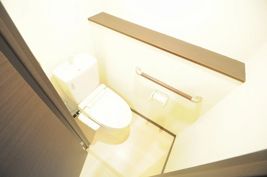 トイレには快適な温水洗浄便座付