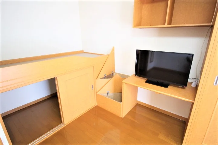 ベッド下の収納スペース