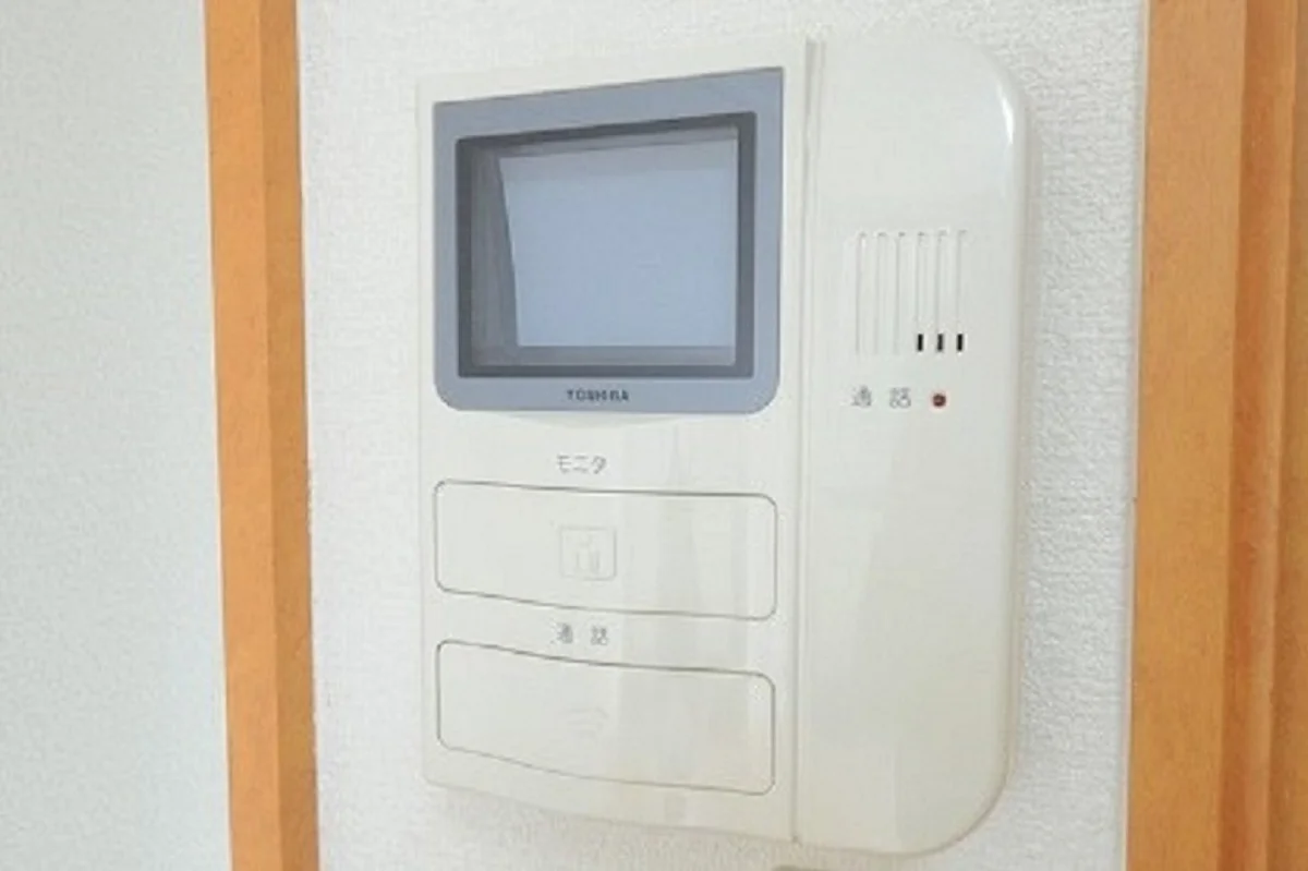 モニター付きインターホンで来訪者を確認