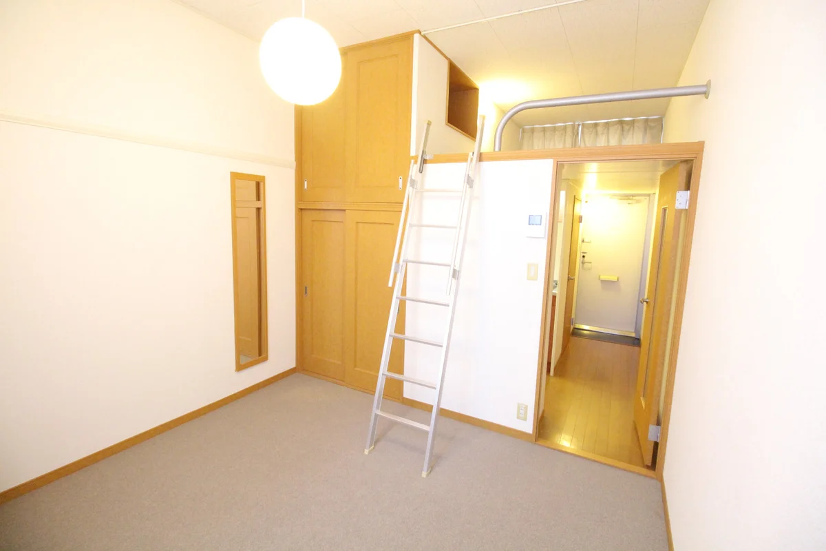 テーブルを折りたためば更にお部屋を広く使うことが出来ます♪