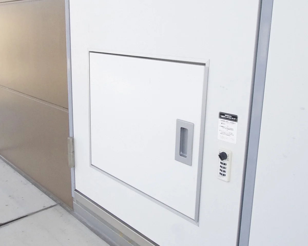 宅配ボックス付いてます