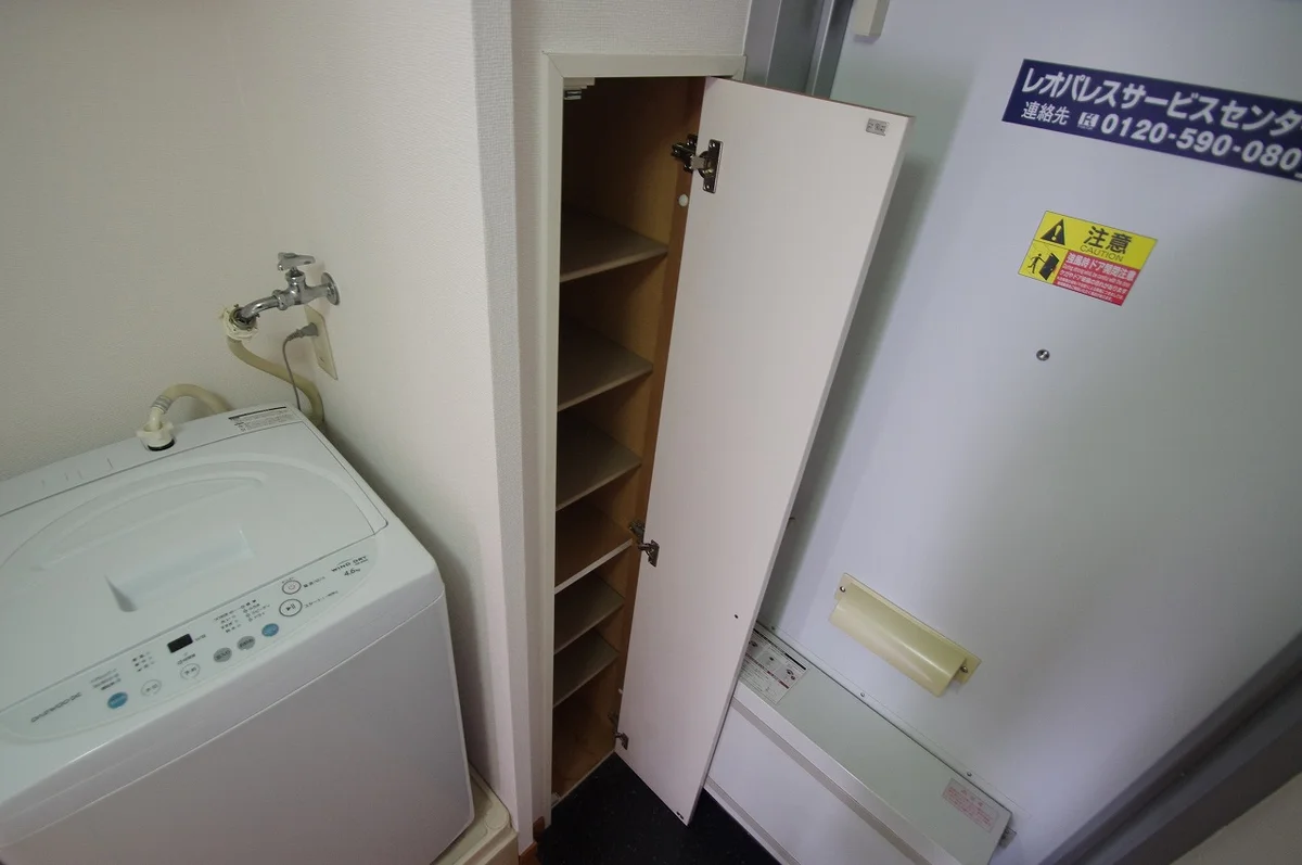 シューズボックスの棚は可動式になりブーツも収納できます