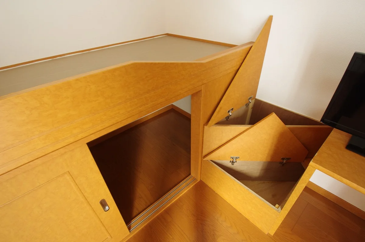 ベッドの下と階段は収納になってます