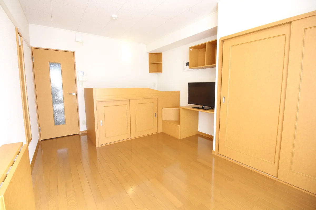 テーブルを折りたたんでスペースを確保する事も可能♪