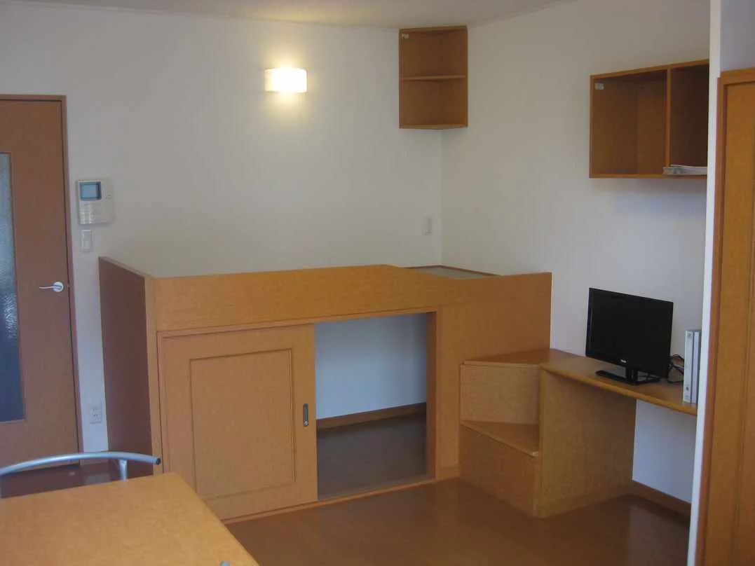 ベッドの下&階段は収納スペース♪※実際はカーペットです。