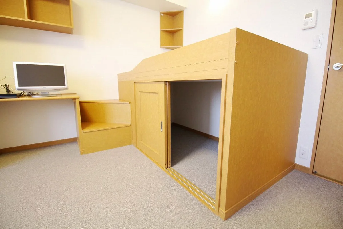 ベッドの下と階段は収納になってます（写真は２階）