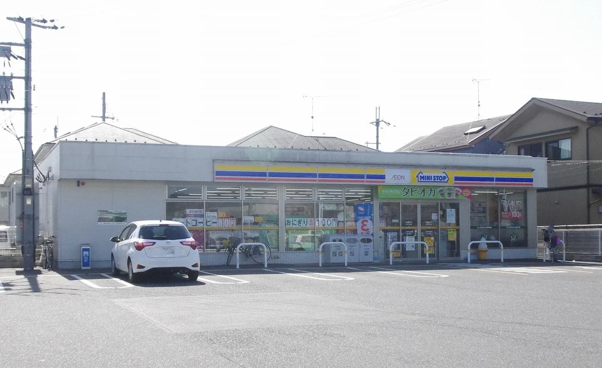 徒歩約５分の距離にコンビニ有