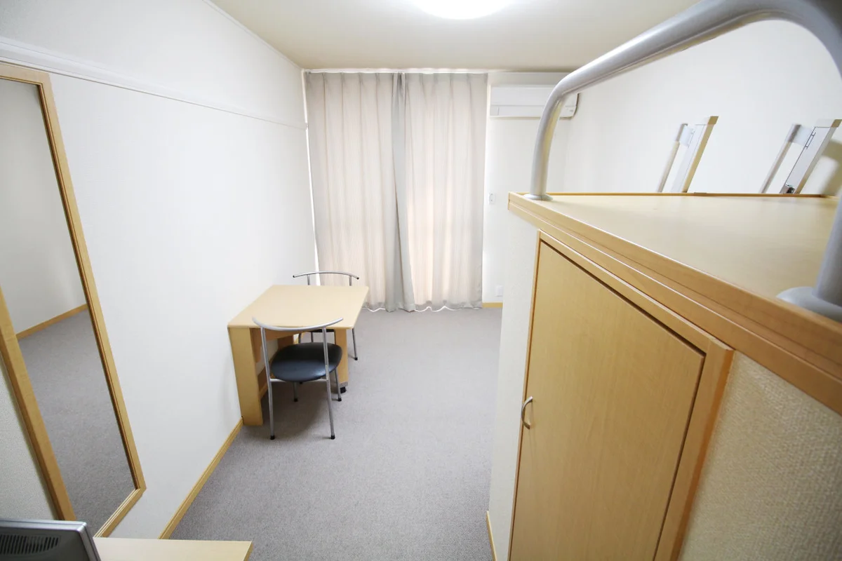 お部屋の扉を開けると、こんな感じです。