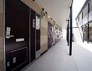 共用部分は清掃業者が清掃しております。