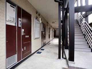 共用部分は清掃業者が清掃しております。