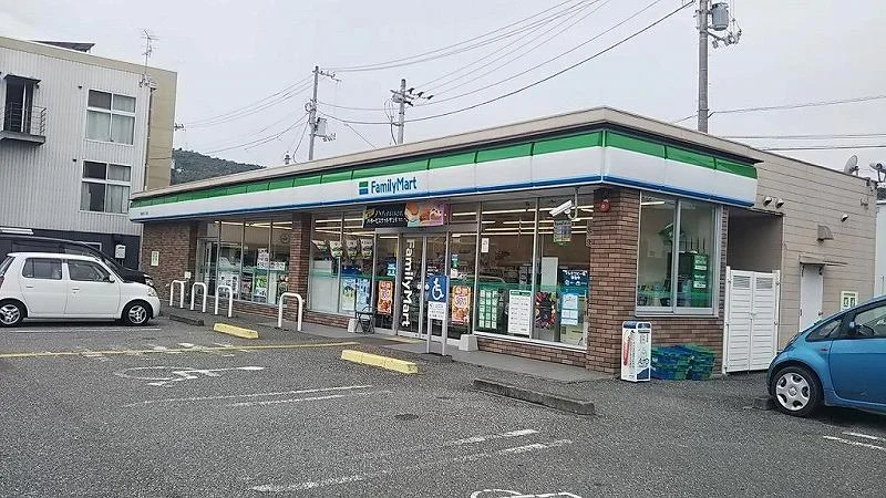 ファミリーマートまで433メートル（徒歩6分）