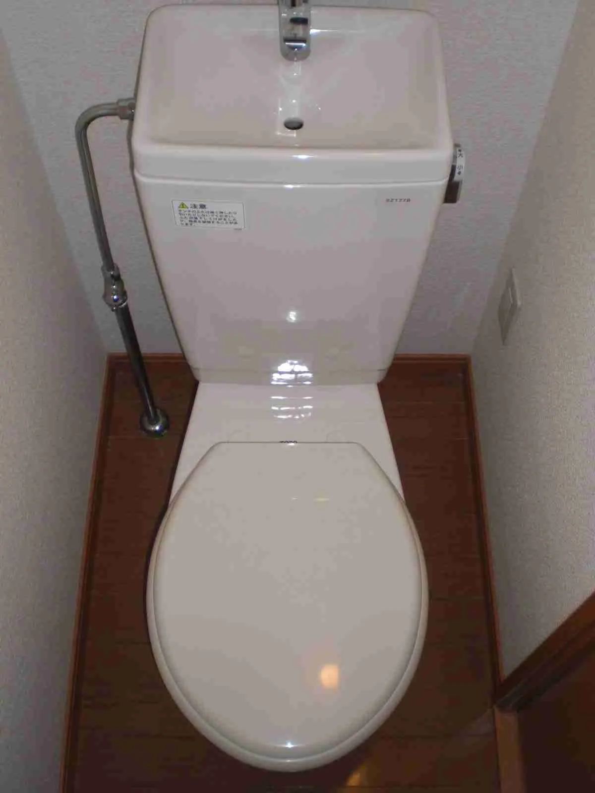 フローリング仕様のトイレです。